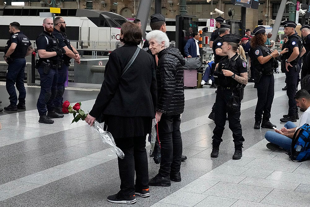 | Photo: AP/Mark Baker : Security at Gare du Nord train station in Paris